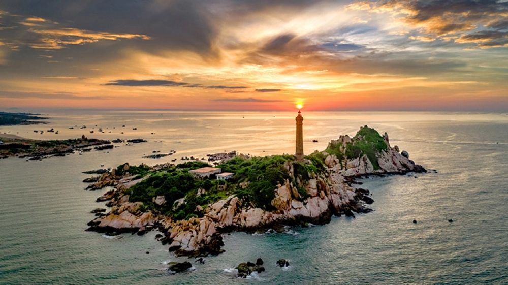 Ngọn hải đăng cổ nhìn từ trên cao